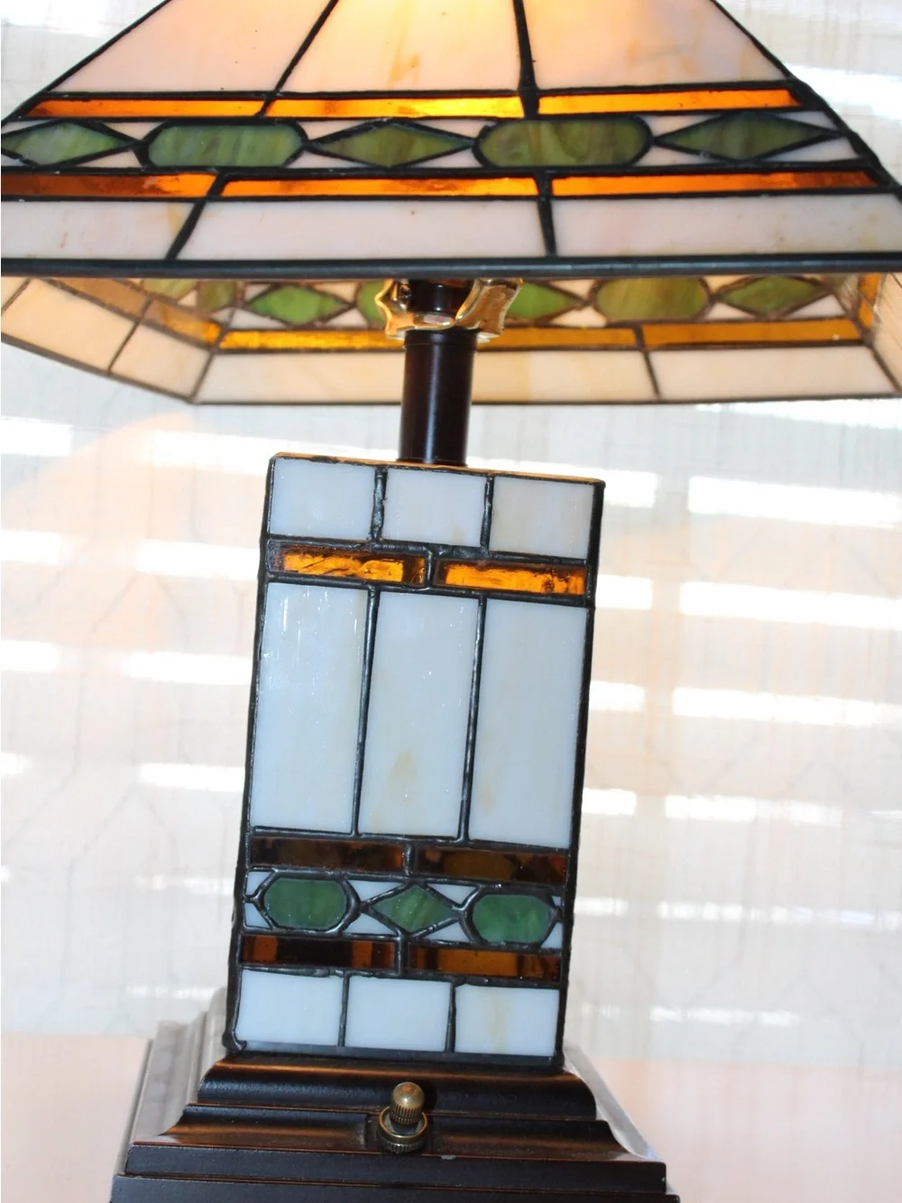 Tiffany-style Stained Glass Table Lamp in White, Green & Amber - Picture 5 of 10